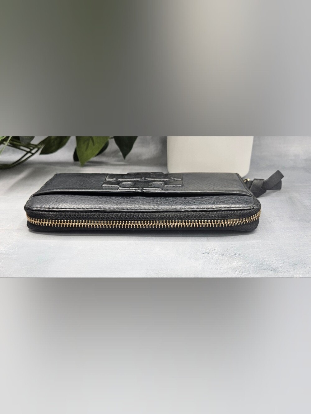 Tory Burch black continental wallet features a prominent embossed logo and leath - Picture 7 of 15